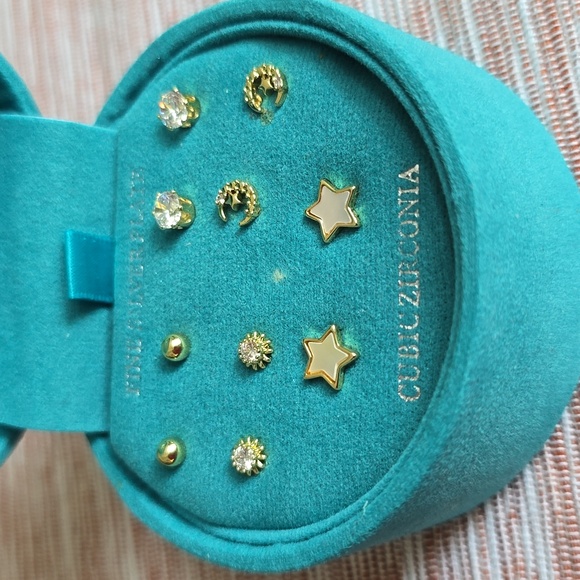 SPARKLE ALLURE BRAND FASHION JEWELRY 5 PAIRS OF STUD PIERCED EARRINGS - Picture 3 of 5